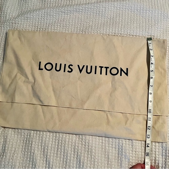 XL Louis Vuitton Box, Dust Bag and Gift Bag. No stains or rips. - Picture 10 of 11